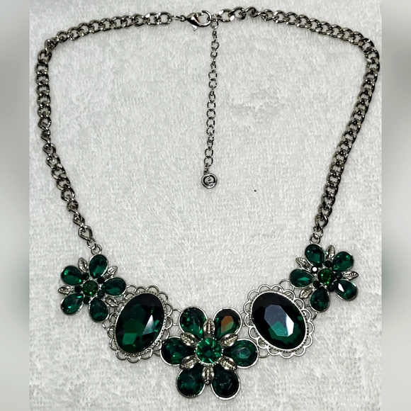 CATO Emerald Jeweled Statement Necklace - Picture 6 of 9